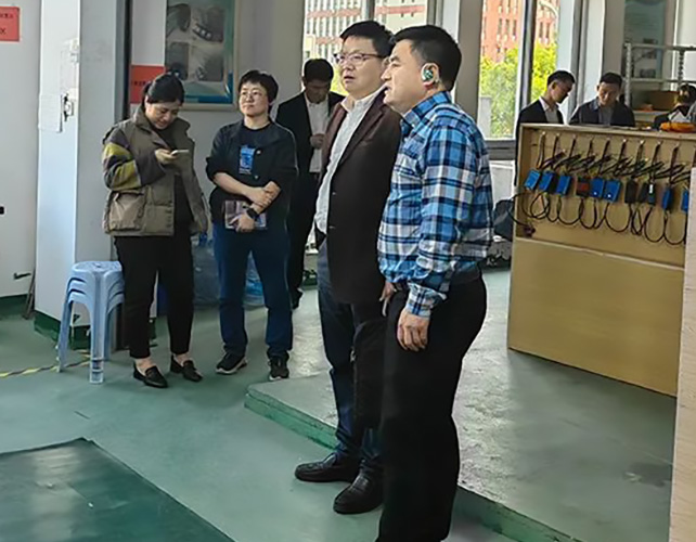 市經(jīng)信局副局長楊雄文帶隊，蒼南縣經(jīng)信局趙局、壽局陪同來公司調(diào)研的新聞圖片
